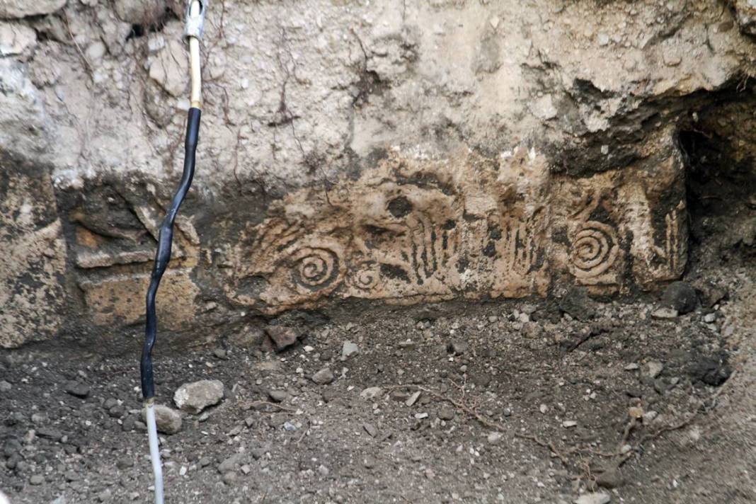 Görevli gibi giyinip sokağı kazdılar: Çıkanlar hayrete düşürdü! Borulara zarar verince gerçek ortaya çıktı 7